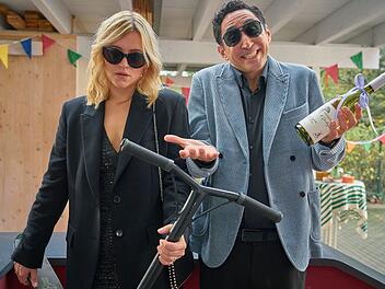 Der Aussicht auf eine kinderreiche Geburtstagsparty blicken Nina Maler (Laura Storz) und ihr Freund Sammy Riza (Ekrem "Eko Fresh" Bora) mit unterschiedlichen Gefühlen entgegen.
