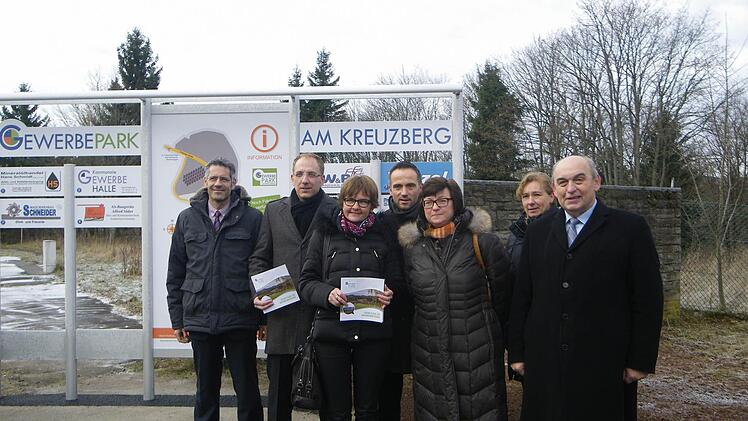 Sie sind stolz auf die neue Schildanlage: Oliver Weidlich (Regierung von Unterfranken), Matthias Endres (Konversionsmanagement), Cordula Kuhlmann (Konversionsmanagement), Jürgen Metz (Landratsamt Bad Kissingen), Christine Herrgott (Heimat-Ministerium München), Daniela Kircher (Regierung von Unterfranken), Wildfleckens Bürgermeister Alfred Schrenk. Foto: Regina Rinke