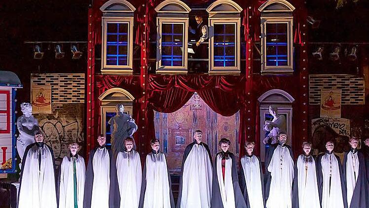 Der Chor der Sommeroperette beeindruckte mit wirkungsvoll in Szene gesetzten Auftritten.