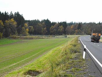 Auf diesem Areal in Nähe des Oberflächenwasserauffangbeckens an der B 279 zwischen Ermershausen und Sulzdorf will das Straßenbauamt 40 000 Kubikmeter Aushub vom Rehberg einarbeiten. Foto: Schmidt