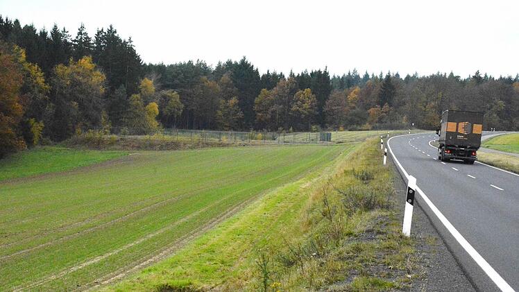 Auf diesem Areal in Nähe des Oberflächenwasserauffangbeckens an der B 279 zwischen Ermershausen und Sulzdorf will das Straßenbauamt 40 000 Kubikmeter Aushub vom Rehberg einarbeiten. Foto: Schmidt
