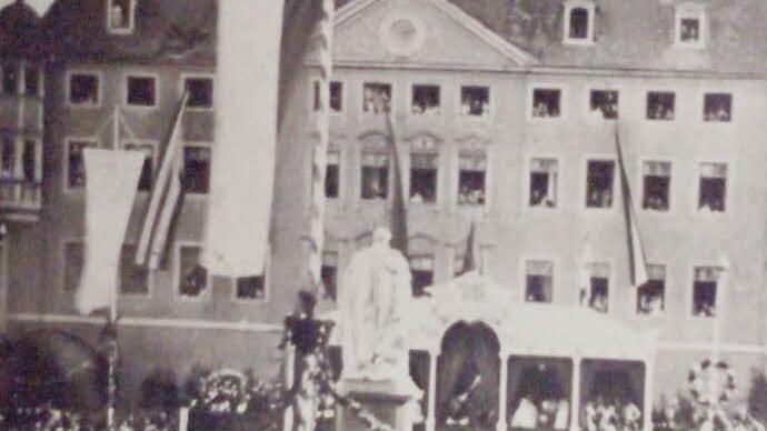 Am 26. August 1865 wurde das Denkmal von Prinz Albert feierlich eingeweiht. Das Foto aus dem Stadtarchiv zeigt den festlich geschmückten Coburg Marktplatz.Foto: Archiv