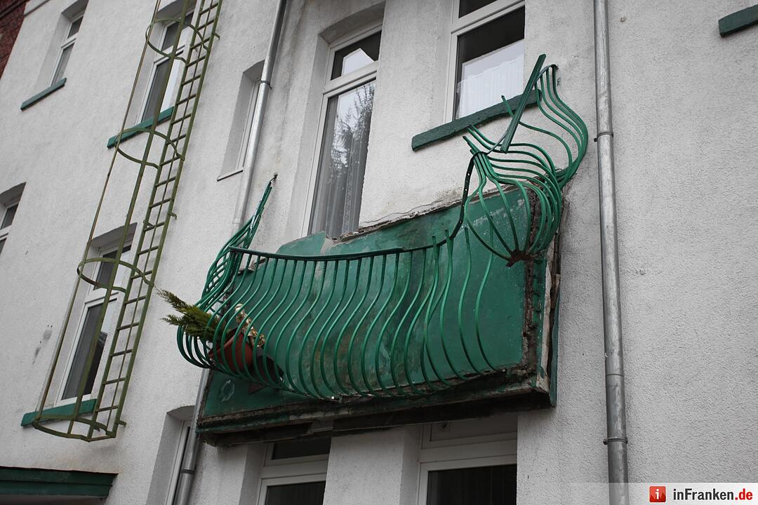 Hof: Balkon bricht ab