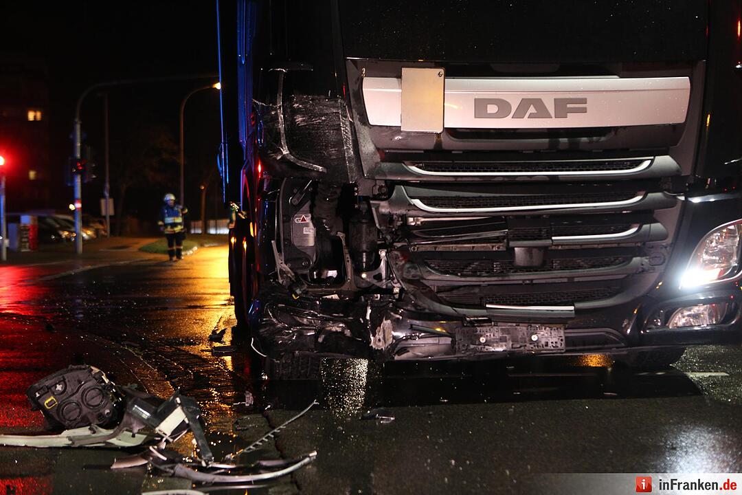 Berliner Ring in Bamberg: Pkw kollidiert mit Lkw