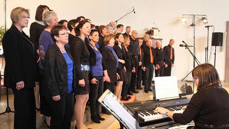 Unter der Leitung von Carina Peitz trat der Chor "92 Hertz" in der Auferstehungskirche auf. Die Sänger aus dem Saarland präsentierten eine Mischung aus Jazz, Swing und Pophits. Foto: Sonny Adam