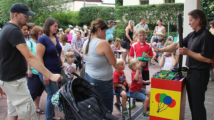 Lange Warteschlangen beim Ballon-Former. Foto: Ralf Kestel