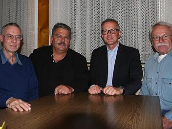 Gerhard Schäfer, Georg Habermann, Ralf Olmesdahl und Josef Staudigel (v. l.) haben eine Wählerinititative als Arbeitsgruppe gegründet, die sich kritisch mit der Politik des Adelsdorfer Bürgermeisters auseinandersetzt. Foto: Sylvia Hubele