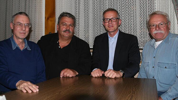 Gerhard Schäfer, Georg Habermann, Ralf Olmesdahl und Josef Staudigel (v. l.) haben eine Wählerinititative als Arbeitsgruppe gegründet, die sich kritisch mit der Politik des Adelsdorfer Bürgermeisters auseinandersetzt. Foto: Sylvia Hubele
