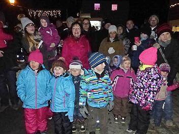 Singend warten die Mädchen und Buben des Eppenreuther Kindergartens "Pfiffikus" beim Winterzauber in Schlockenau auf die Ankunft der Engel. Foto: Klaus-Peter Wulf