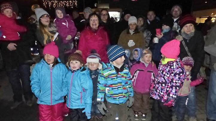 Singend warten die Mädchen und Buben des Eppenreuther Kindergartens "Pfiffikus" beim Winterzauber in Schlockenau auf die Ankunft der Engel. Foto: Klaus-Peter Wulf