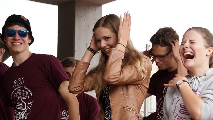 Nicht hundertprozentig klappte die Abstimmung der Schüler beim Macarena-Tanz. Man nahm's mit Humor, in dessen Zeichen der Abischerz freilich stand.