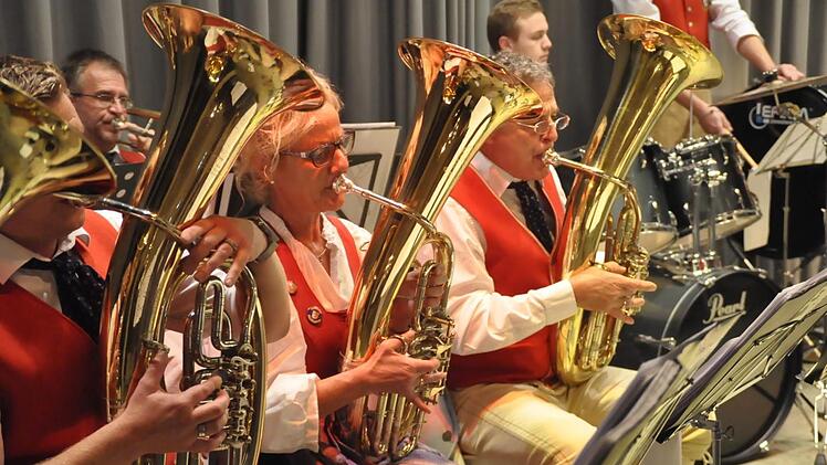 Faszinierend: Schon nach dem ersten Stück der Steinacher Musikanten sprang der berühmte Funke über. Foto: Peter Klopf