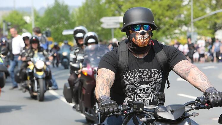 Etwas Besonderes für eine besondere Gelegenheit: Für den Motorradkorso durch Kulmbach haben sich etliche Teilnehmer originell ausstaffiert.