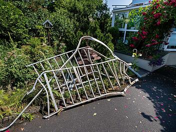 Dieser Gartenzaun hat nur noch Schrottwert.  Foto: Josef Lamber