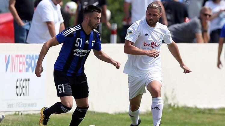 Firat Güngör (l.) ist nach seinem Platzverweis gegen Großbardorf vorerst zum Zuschauen gezwungen. Wie lange die Sperre ausfallen wird, ist aber noch nicht bekannt. Sportfoto Zink