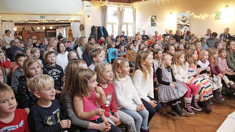 Dicht gedrängt verfolgten Kinder wie Erwachsene die Abenteuer von Willi, der Wühlmaus.