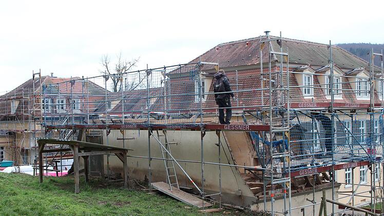Das Ritterhäuschen wird kernsaniert: Bauarbeiter reißen das Dach ab. Foto: Julia Raab