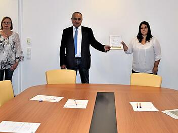 Mit der Übergabe einer Unterschriftenliste an Bürgermeister Robert Hümmer verdeutlichen (v.l.) Tanja Bornschlegel, Lissi Kraus, Andrea Bornschlegel und Stephanie Schweigert, dass die Einwohnerschaft von Spiesberg sich mit großer Mehrheit gegen einen Solarpark in ihrem Umfeld ausspricht.