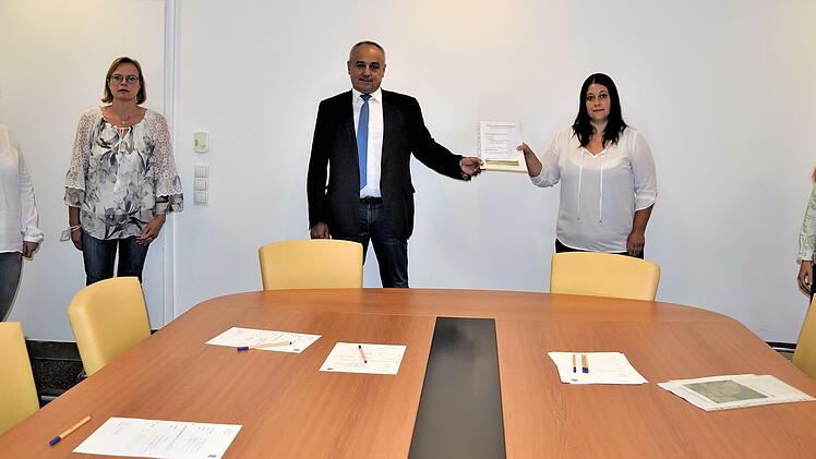 Mit der Übergabe einer Unterschriftenliste an Bürgermeister Robert Hümmer verdeutlichen (v.l.) Tanja Bornschlegel, Lissi Kraus, Andrea Bornschlegel und Stephanie Schweigert, dass die Einwohnerschaft von Spiesberg sich mit großer Mehrheit gegen einen Solarpark in ihrem Umfeld ausspricht.
