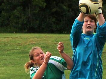 Abgepfiffen wurde der zu heftige Angriff von Frickenhausens Sabrina Kleinschrodt an der Prosselsheimer Torhüterin Jenny Winter. Durch den 1:0-Sieg zog der TSV Frickenhausen mit dem TSV Prosselsheim gleich. Beide Teams stehen mit 36 Punkten an der Spitze der U17-Bezirksliga. Foto: Thomas
