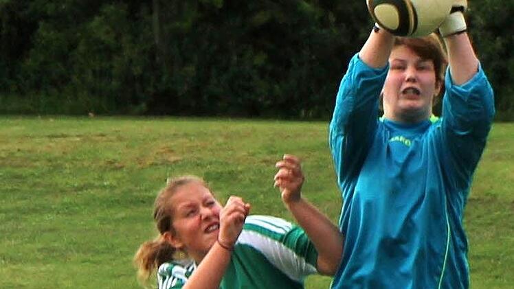 Abgepfiffen wurde der zu heftige Angriff von Frickenhausens Sabrina Kleinschrodt an der Prosselsheimer Torhüterin Jenny Winter. Durch den 1:0-Sieg zog der TSV Frickenhausen mit dem TSV Prosselsheim gleich. Beide Teams stehen mit 36 Punkten an der Spitze der U17-Bezirksliga. Foto: Thomas