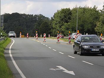 Die Vorbereitungen für die Bauarbeiten auf der B 85 am Kreuzstein haben begonnen. Um Mittelstreifenüberfahrten zu errichten, ist die Fahrbahn zur Zeit in beide Richtungen auf jeweils eine Spur verengt. Zu größeren Behinderungen kam es gestern jedoch noch nicht. Foto: Julia Schilling