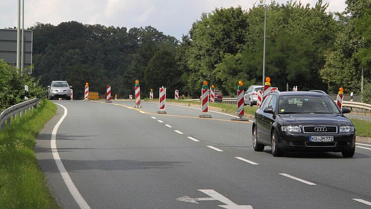 Die Vorbereitungen für die Bauarbeiten auf der B 85 am Kreuzstein haben begonnen. Um Mittelstreifenüberfahrten zu errichten, ist die Fahrbahn zur Zeit in beide Richtungen auf jeweils eine Spur verengt. Zu größeren Behinderungen kam es gestern jedoch noch nicht. Foto: Julia Schilling