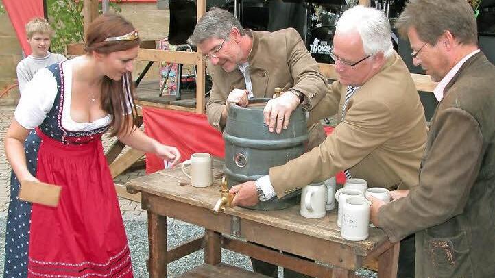 Gemeinsamer Bieranstich (von links): Bierkönigin Sabrina Lang, Landrat Michael Busch, Bürgermeister Rainer Marr und Regionalmanager Stefan Hinterleitner.