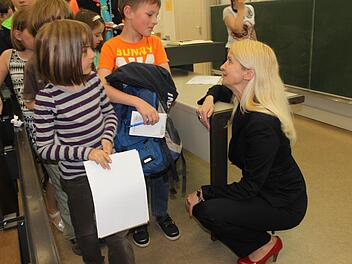 Da ging die Professorin für Didaktik in der Mathematik auch mal in die Knie: Anna Susanne Steinweg verabschiedete die Kleinen auf Augenhöhe. Foto: Markus Häggberg