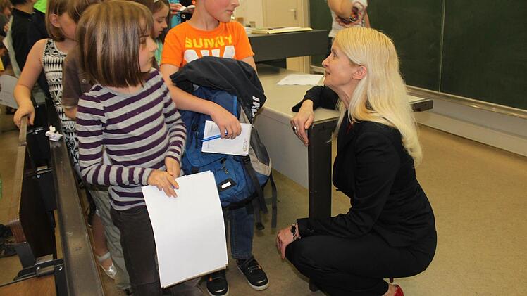 Da ging die Professorin für Didaktik in der Mathematik auch mal in die Knie: Anna Susanne Steinweg verabschiedete die Kleinen auf Augenhöhe. Foto: Markus Häggberg