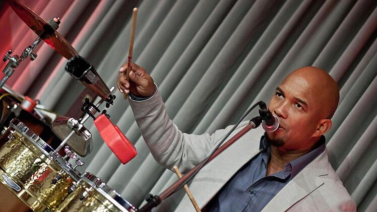 An den Timbales und Bongos: Alexis Herrera EstevezFoto: Jochen Berger
