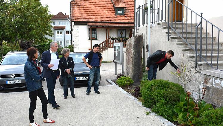 Der Rathausaufgang wurde zwar erst vor einigen Jahren saniert. Aber jetzt zeigen sich bereits Schäden am Verputz.  Foto: Gerhard Schmidt