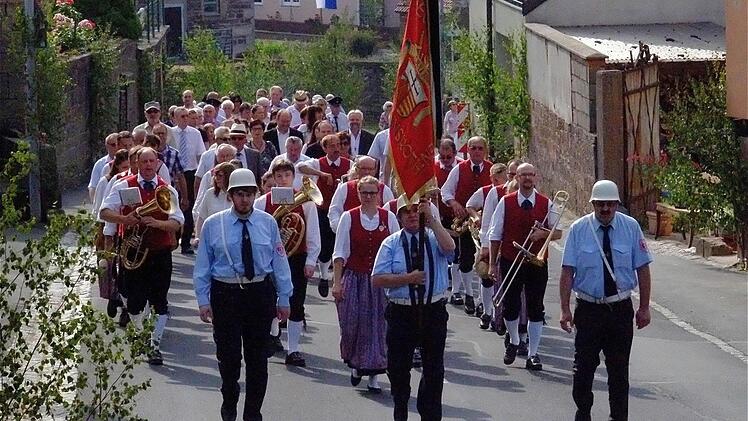 Ein bunter Festzug ging anlässlich der 850-Jahr-Feier durch Wartmannsroth. Foto: Gerd Schaar