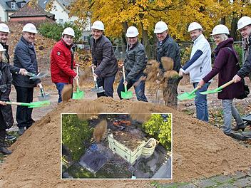 Die Vertreter aus Stadtrat und- verwaltung, Grundschule, Arbeiterwohlfahrt, Planungsbüro und Baufirma legten sich beim ersten Spatenstich mächtig ins Zeug. Foto: Ralf Kestel