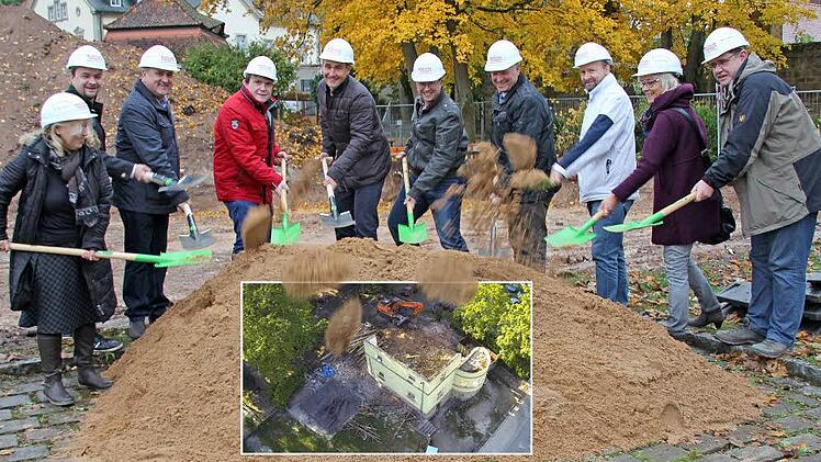 Die Vertreter aus Stadtrat und- verwaltung, Grundschule, Arbeiterwohlfahrt, Planungsbüro und Baufirma legten sich beim ersten Spatenstich mächtig ins Zeug. Foto: Ralf Kestel
