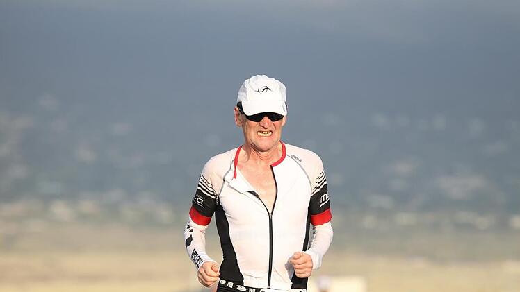 3,86 Kilometer Schwimmen im Pazifik, 180 Kilometer auf dem Rad durch die Lavawüste und zum Schluss ein Marathon durch die brütende Hitze: All diese Herausforderungen meisterte der Machtilshäuser Alfons Dees beim Ironman auf Hawaii. (c)FinisherPix.com