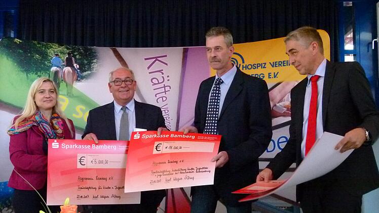 Der Hospizverein Bamberg erhielt mit 20 000 Euro die größte Summe aus der Stiftung. Von links  Ministerin Melanie Huml, Vereinsvorstand Konrad Göller, Stiftungsgründer Karl Werner Wagner und Stiftungsrat Jürgen Rößler.Marion Krüger-Hundrup