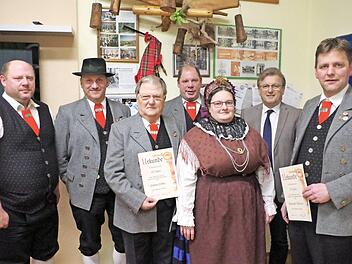 Aktive Gautrachtenträger sind seit 25 Jahren Bernhard Welscher (rechts) und Ludwig Löffler (Dritter von links). Weiter im Bild (v. l.) Matthias Lifka, Stefan Nüchterlein, Frank Lifka, Gaujugendvertreterin Yvonne Schneider sowie Bürgermeister Rainer Detsch Foto: Gerd Fleischmann