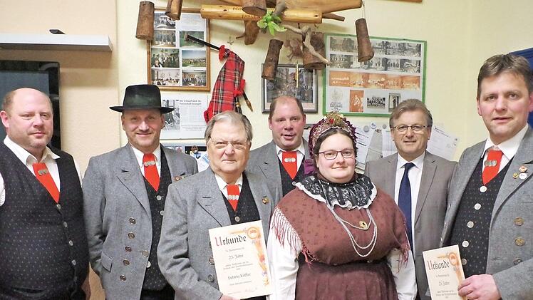 Aktive Gautrachtenträger sind seit 25 Jahren Bernhard Welscher (rechts) und Ludwig Löffler (Dritter von links). Weiter im Bild (v. l.) Matthias Lifka, Stefan Nüchterlein, Frank Lifka, Gaujugendvertreterin Yvonne Schneider sowie Bürgermeister Rainer Detsch Foto: Gerd Fleischmann