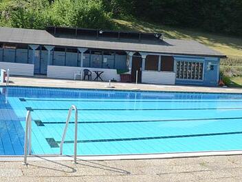Die Schwimmbadfreunde Weißenbrunn planen den Abriss des bestehenden Gebäudes am Schwimmbad. Dafür soll an gleicher Stelle ein neues Multifunktionsgebäude entstehen. Foto: K.- H. Hofmann