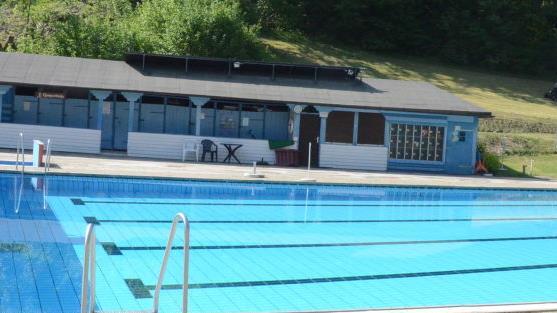 Die Schwimmbadfreunde Weißenbrunn planen den Abriss des bestehenden Gebäudes am Schwimmbad. Dafür soll an gleicher Stelle ein neues Multifunktionsgebäude entstehen. Foto: K.- H. Hofmann