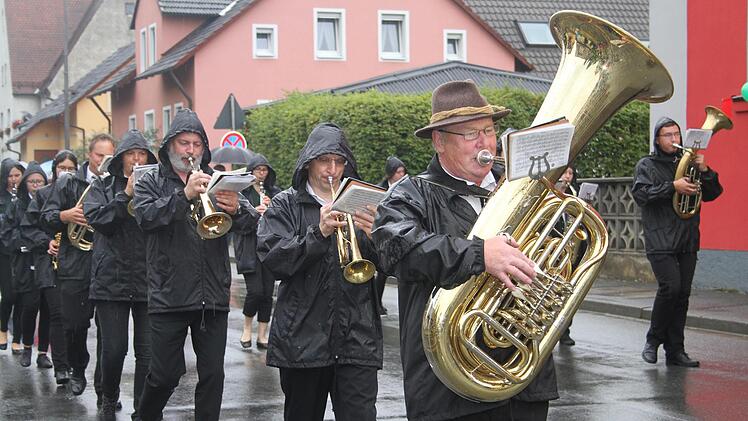 Der Musikverein Mainleus und der Posaunenchor Veitlahm sorgten beim Wiesenfestumzug in Mainleus für musikalische Unterhaltung