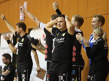 Emotionen sind bei Trainer Ronny Göhl (Mitte) und der HSC-Bank am Freitagabend gegen den Meister aus Eisenach garantiert. Iris Bilek/Archiv