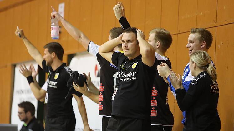 Emotionen sind bei Trainer Ronny Göhl (Mitte) und der HSC-Bank am Freitagabend gegen den Meister aus Eisenach garantiert. Iris Bilek/Archiv