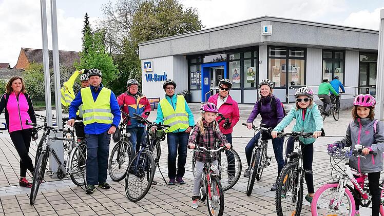Als jüngste Teilnehmerin radelte die siebenjährige Lotte (Mitte) bei der 22 Kilometer langen Familientour mit. Sigismund von Dobschütz