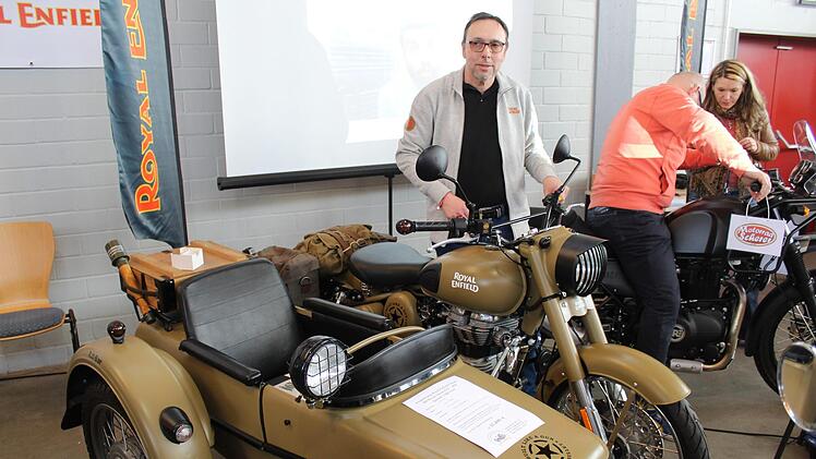 Was aussieht wie ein Militärkrad, ist eine Besonderheit der Marke Royal Enfield. Dieter Gössele aus Untersiemau hat noch Beiwagen auf Lager. Foto: Markus Häggberg