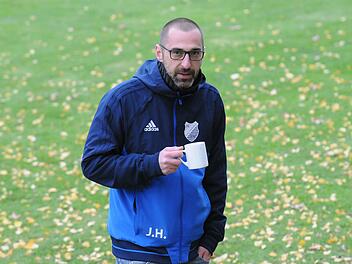 Typische Pose: Jörg Heinle in der Vereinskluft des SV Detter-Weißenbach mit der obligatorischen Kaffeetasse. Foto: ssp