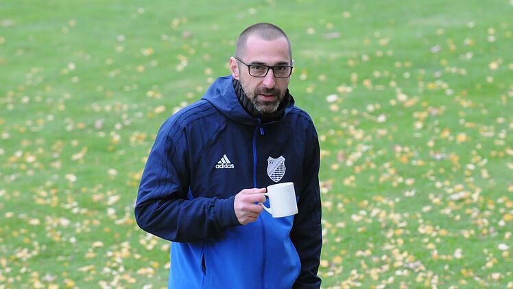 Typische Pose: Jörg Heinle in der Vereinskluft des SV Detter-Weißenbach mit der obligatorischen Kaffeetasse. Foto: ssp