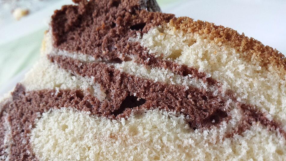 Fertig ist der Marmorkuchen: zum Reinbei&szlig;en!