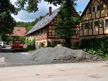 Kein Baustoff, sondern Treibgut: In Waizendorf bei Ködnitz wurden rund 30 Tonnen Kies und Geröll auf den Dorfplatz gespült. Fotos: Hübner/Nützel